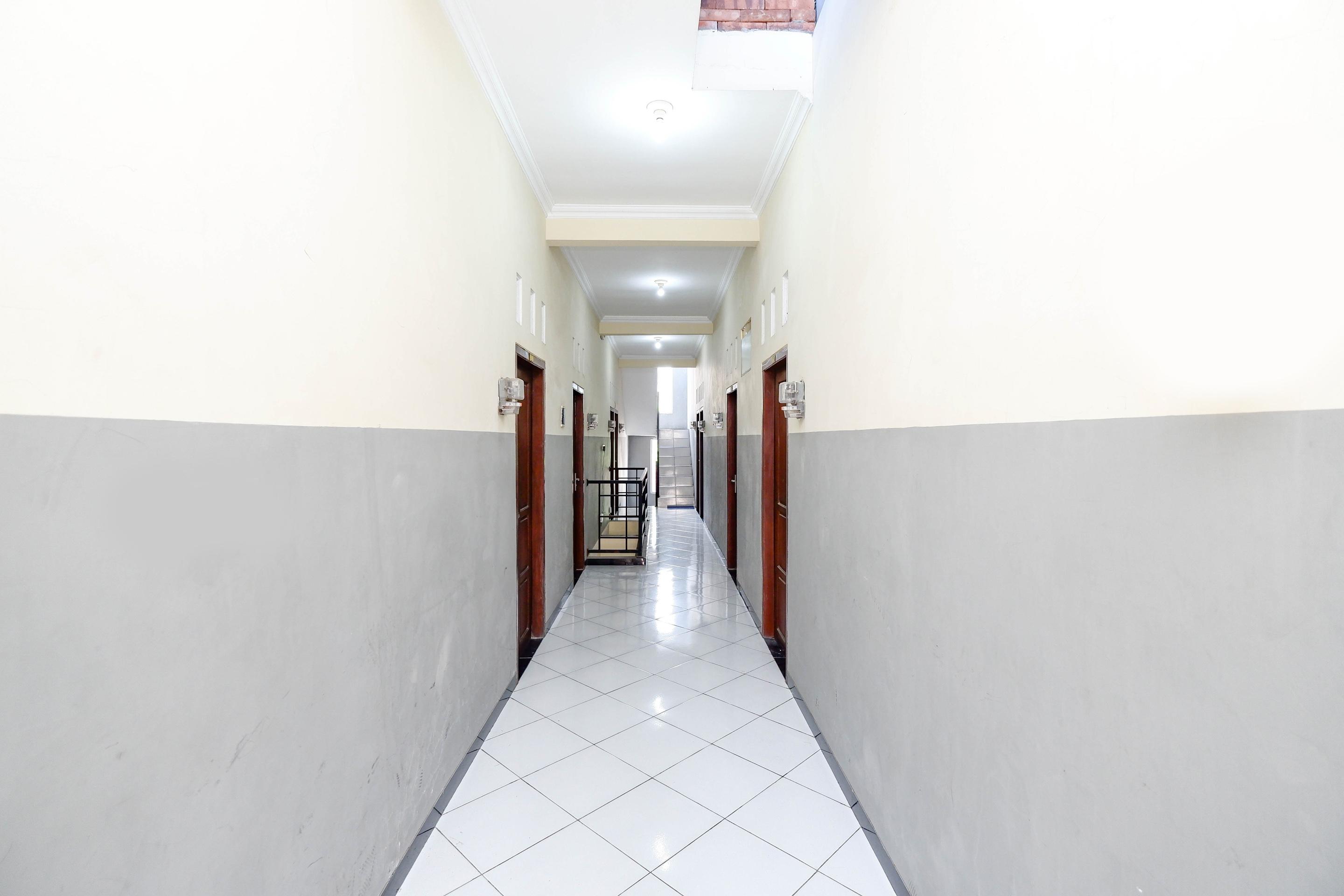 Super Oyo 2209 Solo Point Guest House Syariah Exterior foto
